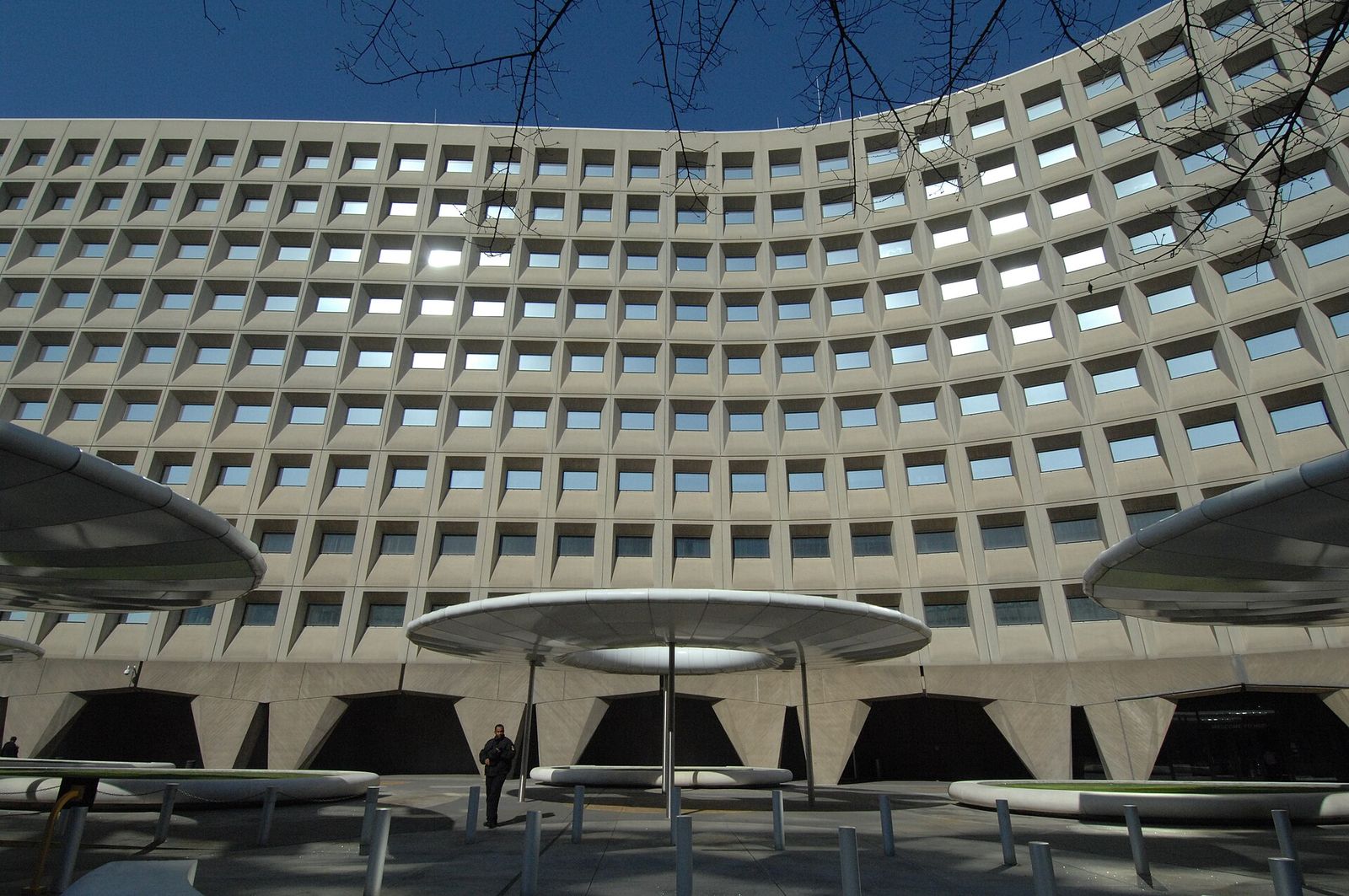 Curved concrete facade of HUD headquarters in Washington, D.C.