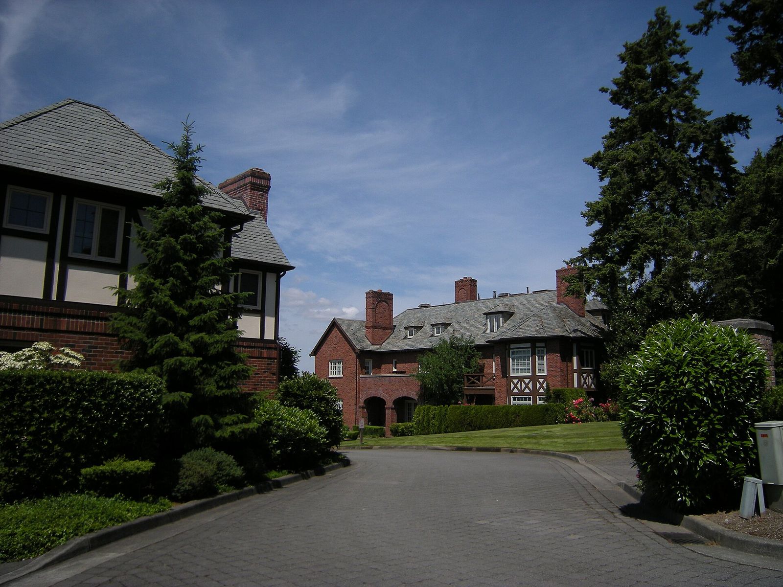 Shared outdoor commons between condominium buildings in Kirkland